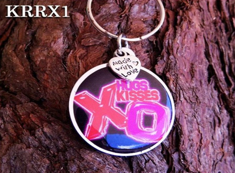 Round Hugs&kisses Keyring